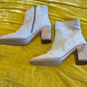 New no tags ankle boots with zip zipper Andre Assous 8
